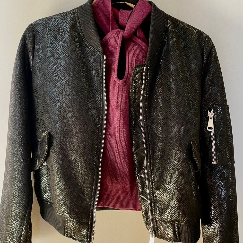 Tcec Black Snakeskin Pattern Crop Jacket Size Sma… - image 1